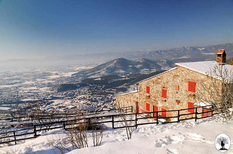 Casa Bastone in Calvana con neve