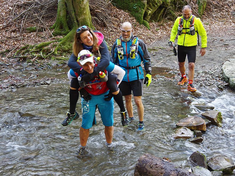 Camminata nel fiume nella Riserva Naturale Acquerino Cantagallo