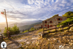 Casa Bastone con bandiera al tramonto