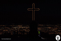Croce Retaia illuminata panorama Prato
