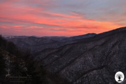 Tramonto sulle montagne innevate