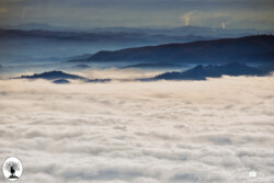 Nuvole tra le montagne