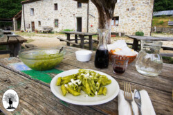 Pranzo con piatto di pasta alla Cascina Le Cave